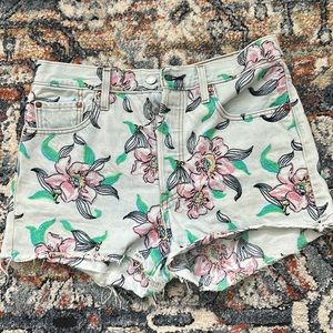 Levi’s Flower Embroidered Jean Shorts-High Waisted